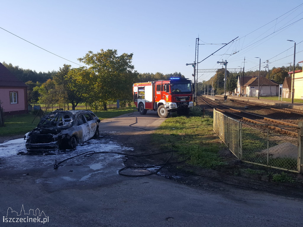 Pożar samochodu osobowego w gminie Grzmiąca. Pojazd spłonął doszczętnie.