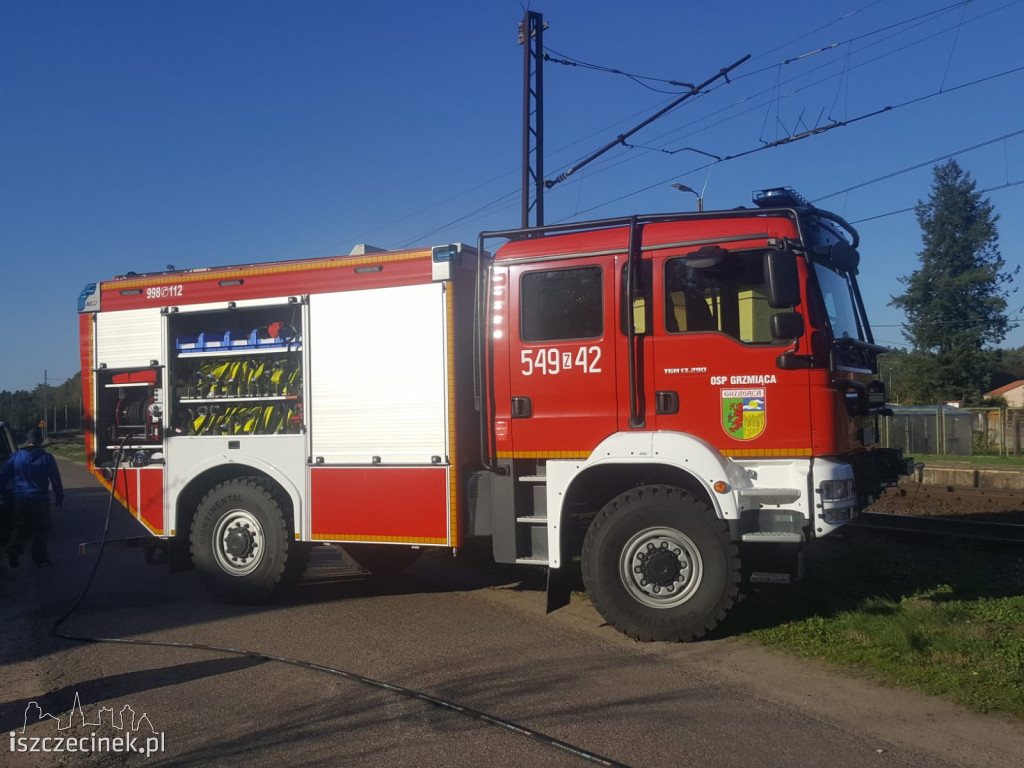 Pożar samochodu osobowego w gminie Grzmiąca. Pojazd spłonął doszczętnie.