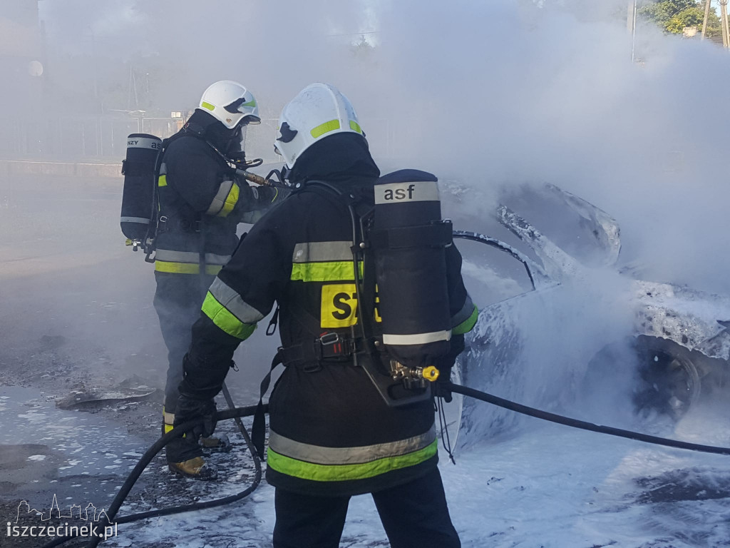 Pożar samochodu osobowego w gminie Grzmiąca. Pojazd spłonął doszczętnie.