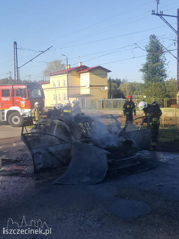 Pożar samochodu osobowego w gminie Grzmiąca. Pojazd spłonął doszczętnie.
