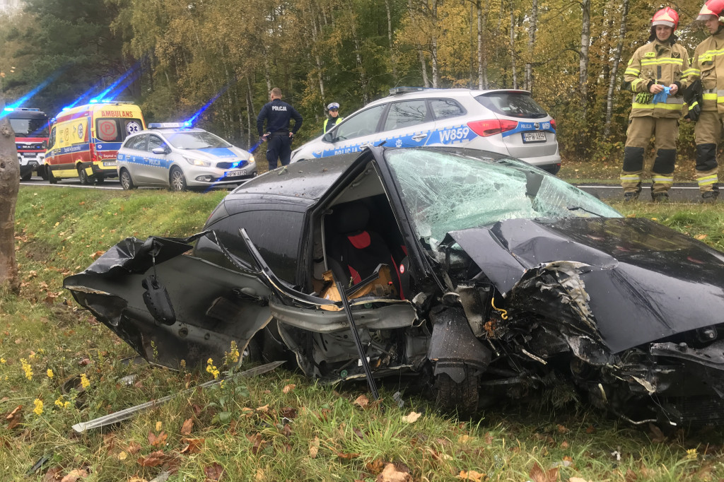 Ford roztrzaskał się na drzewie. Kierowca miał dużo szczęścia