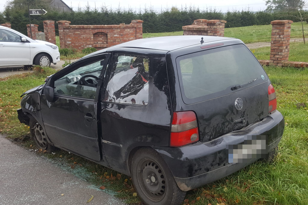 Volkswagen uderzył w drzewo. Kierowca miał sporo szczęścia