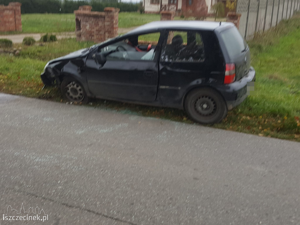 Volkswagen uderzył w drzewo. Kierowca miał sporo szczęścia