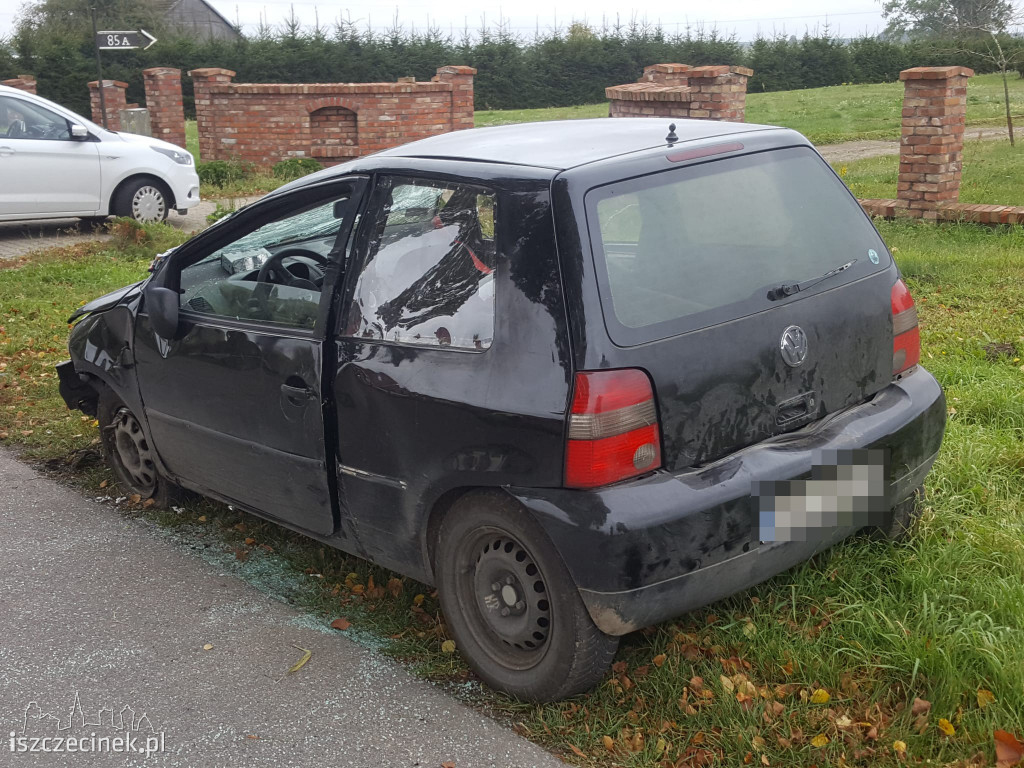 Volkswagen uderzył w drzewo. Kierowca miał sporo szczęścia
