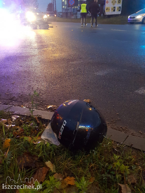 Wypadek na ulicy Pilskiej. Zderzenie motocykla z samochodem osobowym