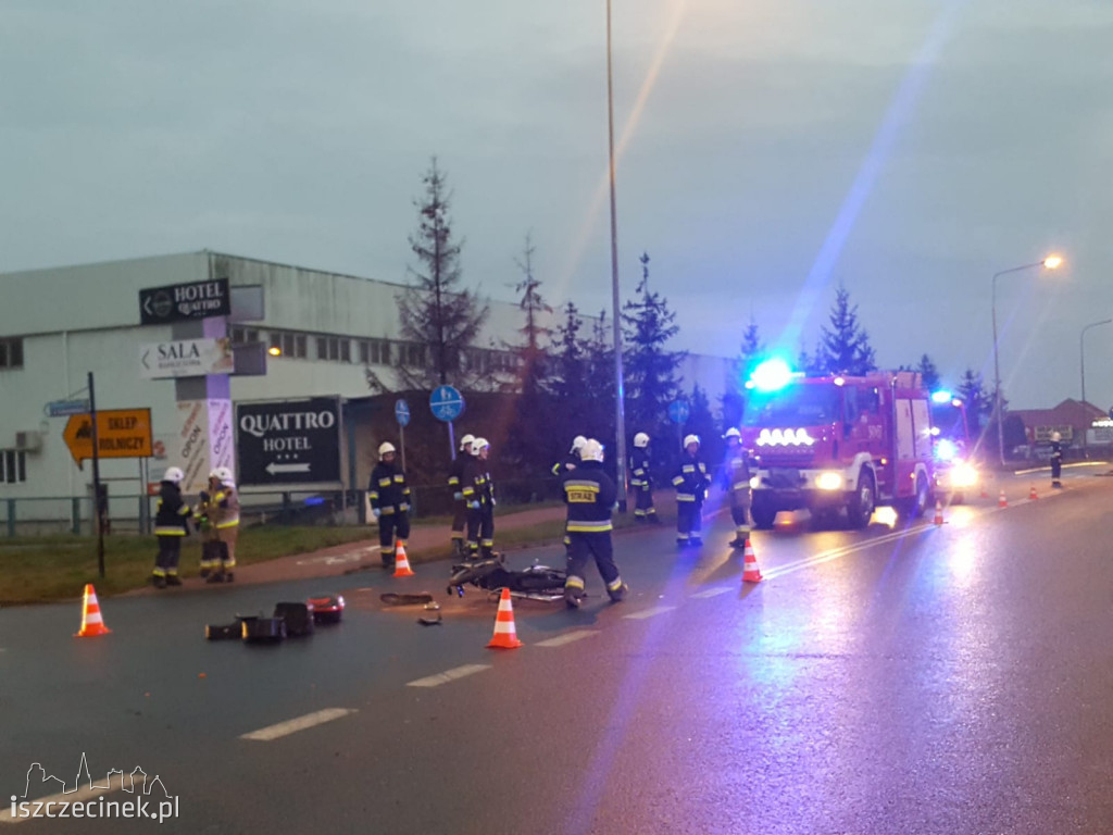 Wypadek na ulicy Pilskiej. Zderzenie motocykla z samochodem osobowym