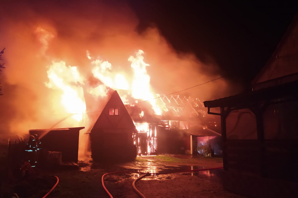 Potężny pożar w gminie Grzmiąca. Trwa walka z żywiołem [WIDEO, ZDJĘCIA]