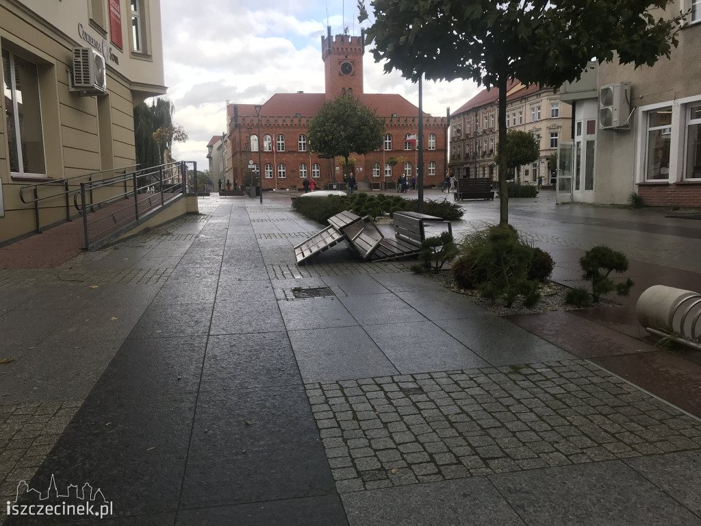 Porywisty wiatr szaleje nad regionem. Strażacy mają pełne ręce roboty