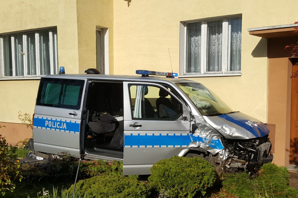 Zderzenie BMW z radiowozem jadącym na sygnałach ZDJĘCIA