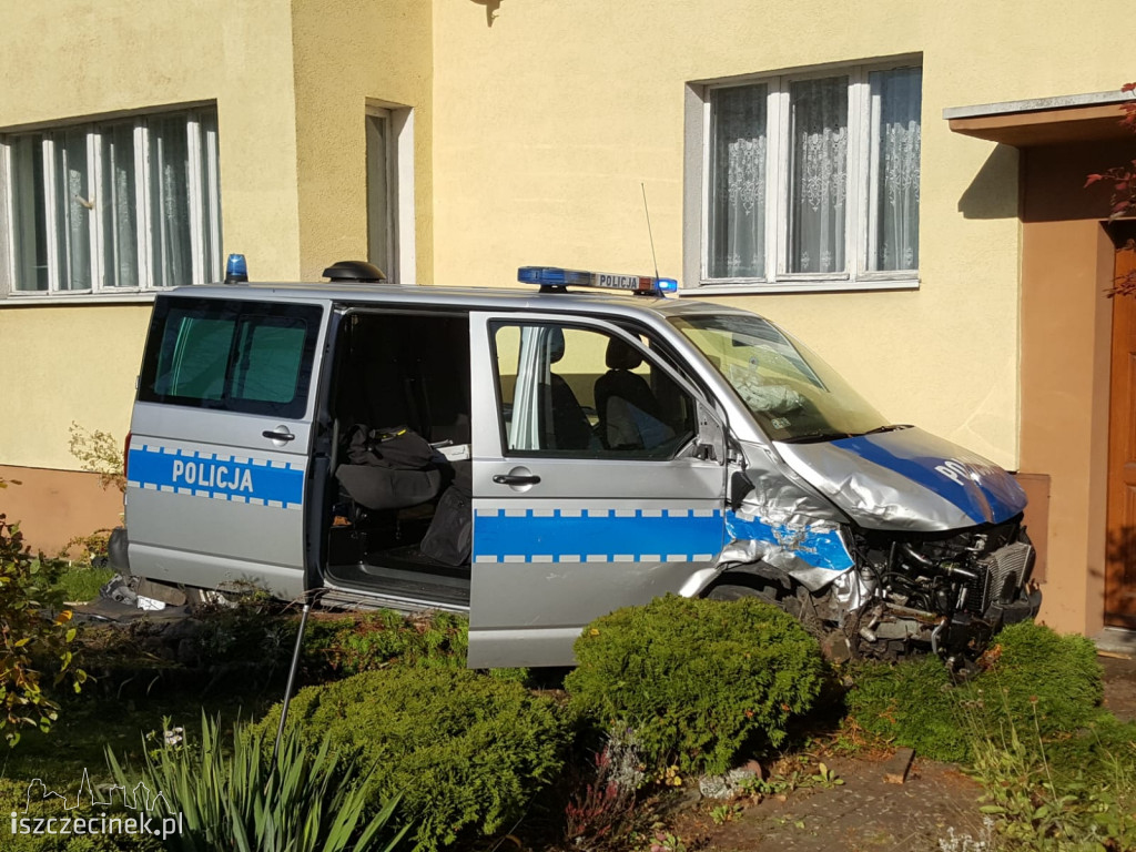 Zderzenie BMW z radiowozem jadącym na sygnałach ZDJĘCIA