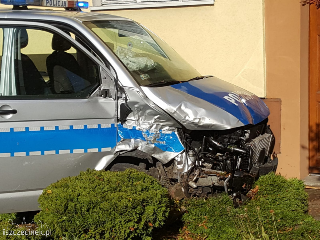 Zderzenie BMW z radiowozem jadącym na sygnałach ZDJĘCIA
