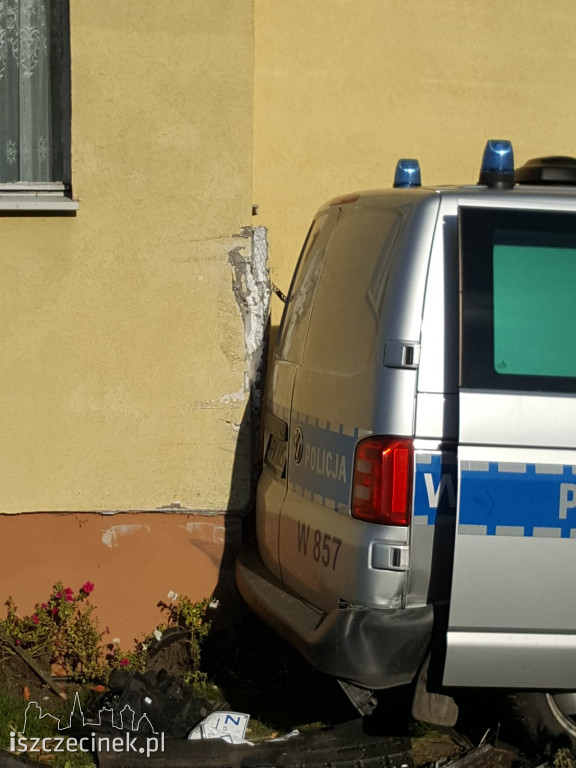 Zderzenie BMW z radiowozem jadącym na sygnałach ZDJĘCIA