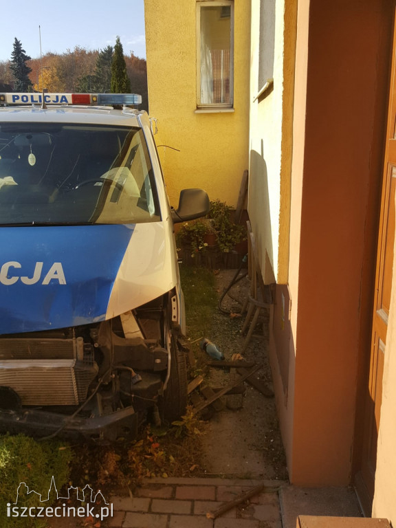 Zderzenie BMW z radiowozem jadącym na sygnałach ZDJĘCIA