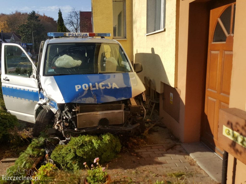 Zderzenie BMW z radiowozem jadącym na sygnałach ZDJĘCIA
