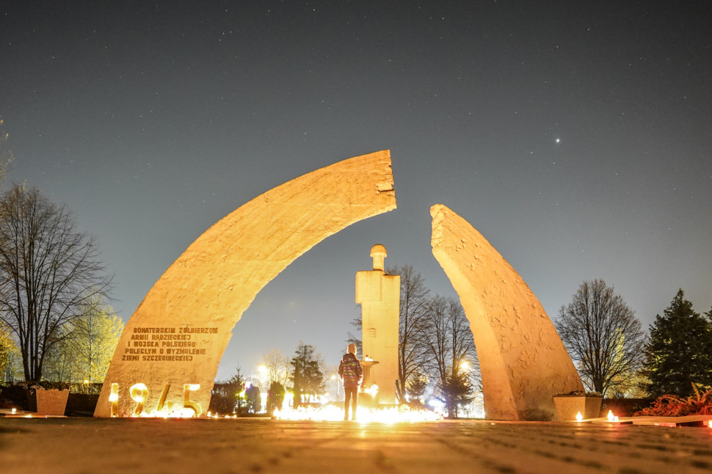 Cmentarz w Szczecinku nocą. Tysiące zniczy rozświetliło groby