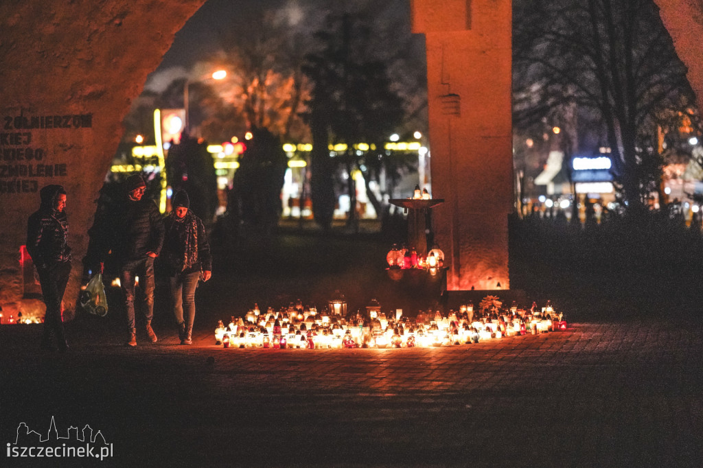 Cmentarz w Szczecinku nocą. Tysiące zniczy rozświetliło groby