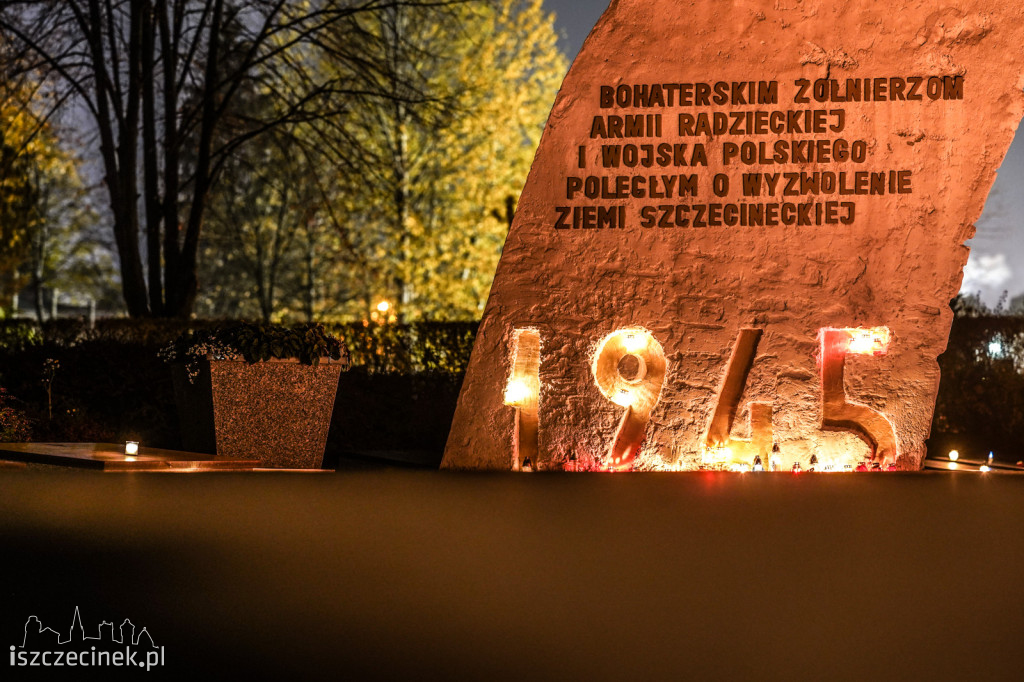 Cmentarz w Szczecinku nocą. Tysiące zniczy rozświetliło groby