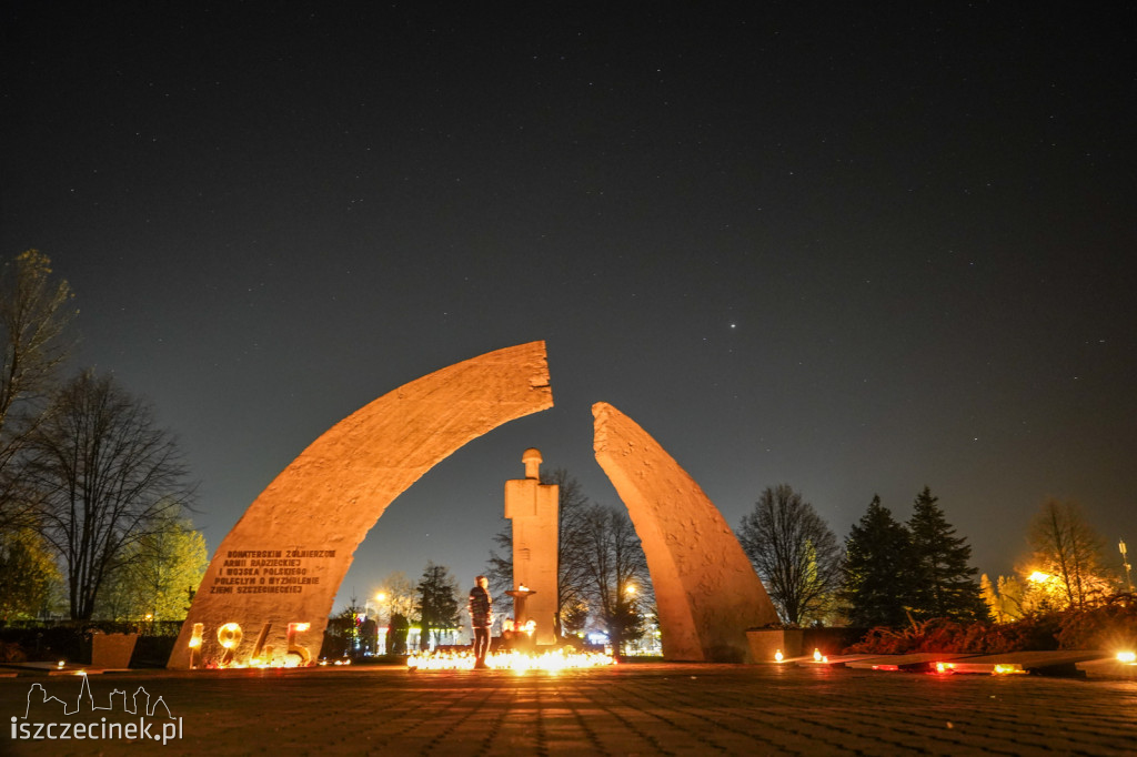 Cmentarz w Szczecinku nocą. Tysiące zniczy rozświetliło groby