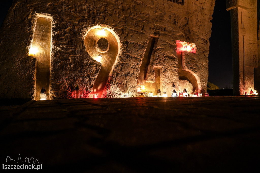 Cmentarz w Szczecinku nocą. Tysiące zniczy rozświetliło groby