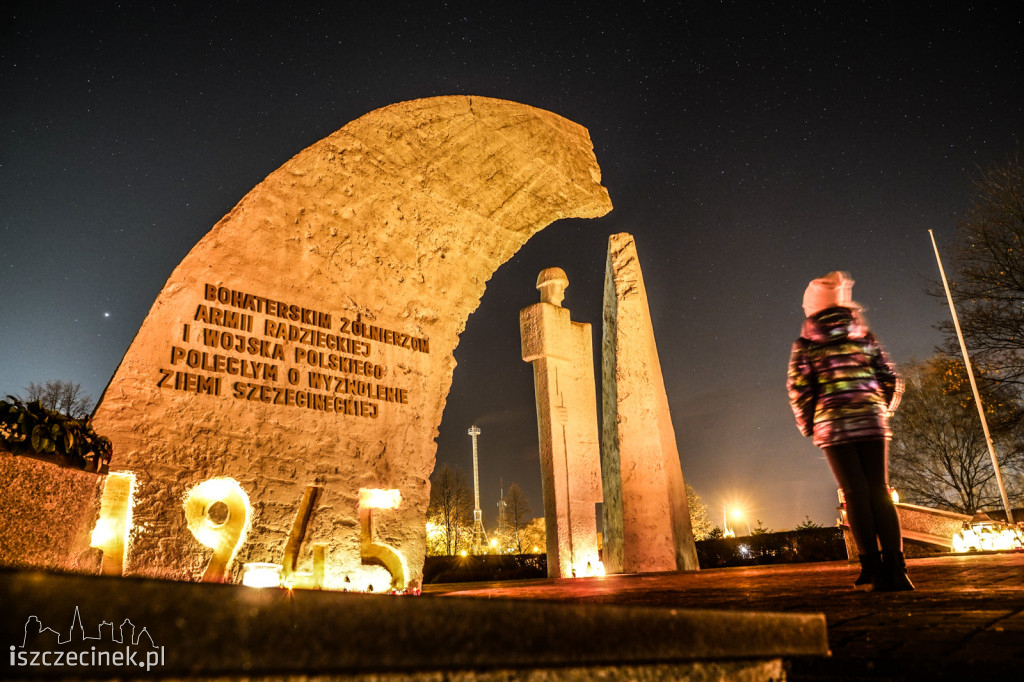 Cmentarz w Szczecinku nocą. Tysiące zniczy rozświetliło groby