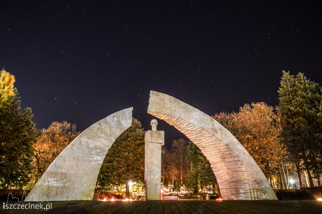 Cmentarz w Szczecinku nocą. Tysiące zniczy rozświetliło groby
