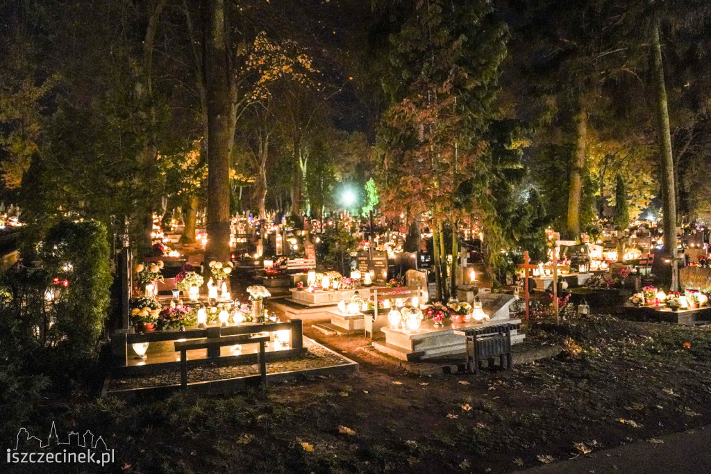 Cmentarz w Szczecinku nocą. Tysiące zniczy rozświetliło groby