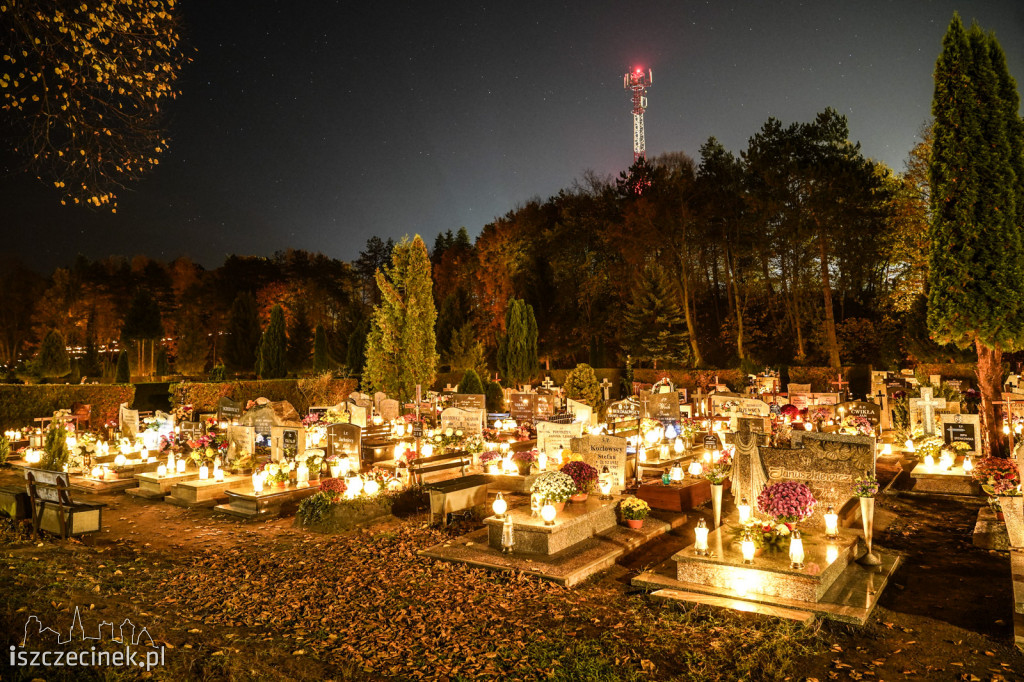Cmentarz w Szczecinku nocą. Tysiące zniczy rozświetliło groby