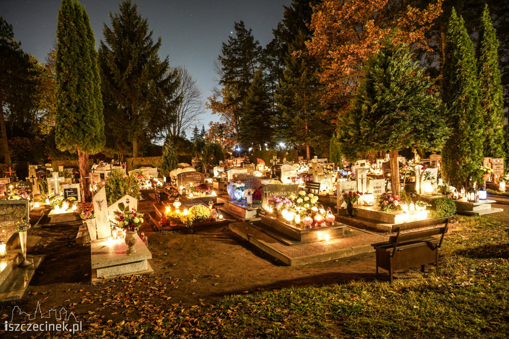 Cmentarz w Szczecinku nocą. Tysiące zniczy rozświetliło groby