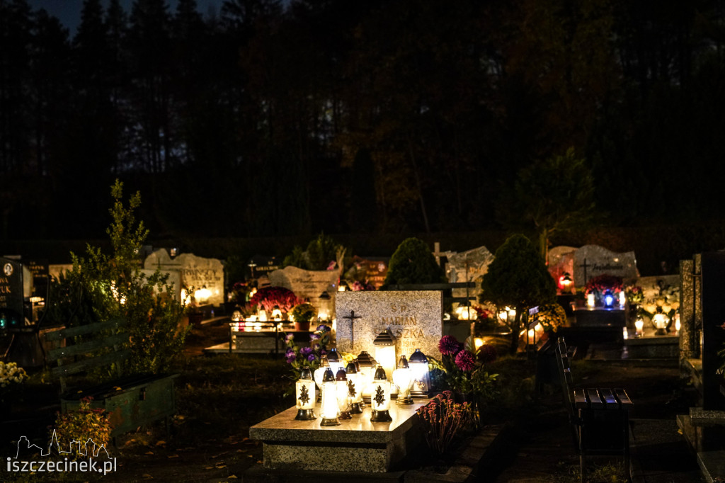 Cmentarz w Szczecinku nocą. Tysiące zniczy rozświetliło groby