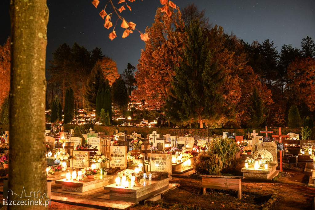 Cmentarz w Szczecinku nocą. Tysiące zniczy rozświetliło groby