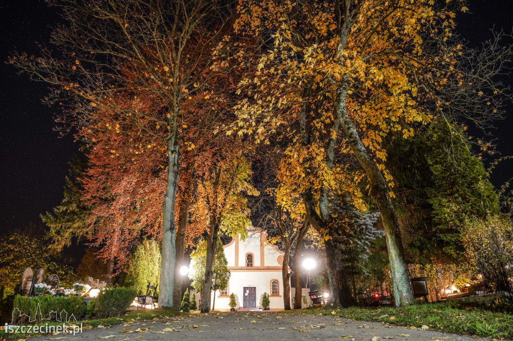 Cmentarz w Szczecinku nocą. Tysiące zniczy rozświetliło groby