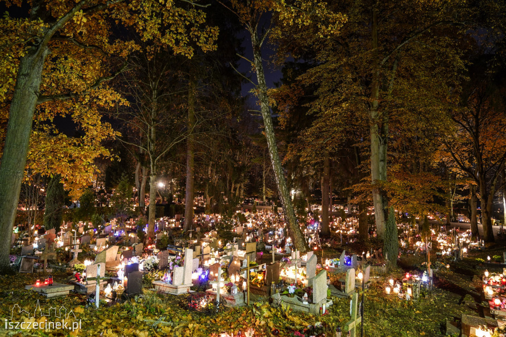 Cmentarz w Szczecinku nocą. Tysiące zniczy rozświetliło groby