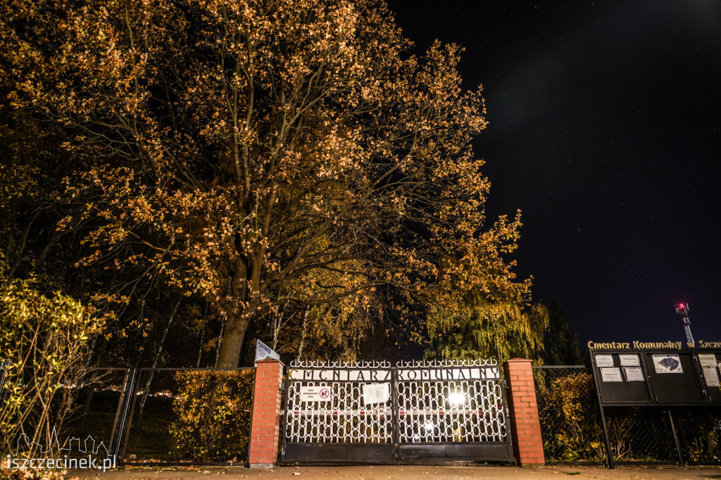 Cmentarz w Szczecinku nocą. Tysiące zniczy rozświetliło groby