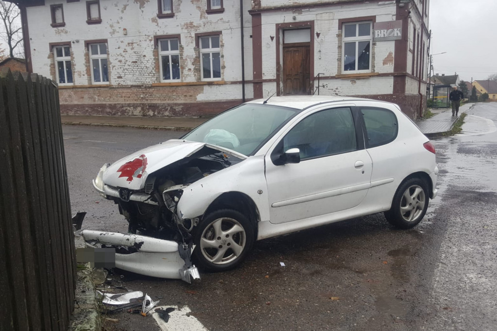 Poślizg peugeota zakończył się na płocie. Kierująca zabrana do szpitala