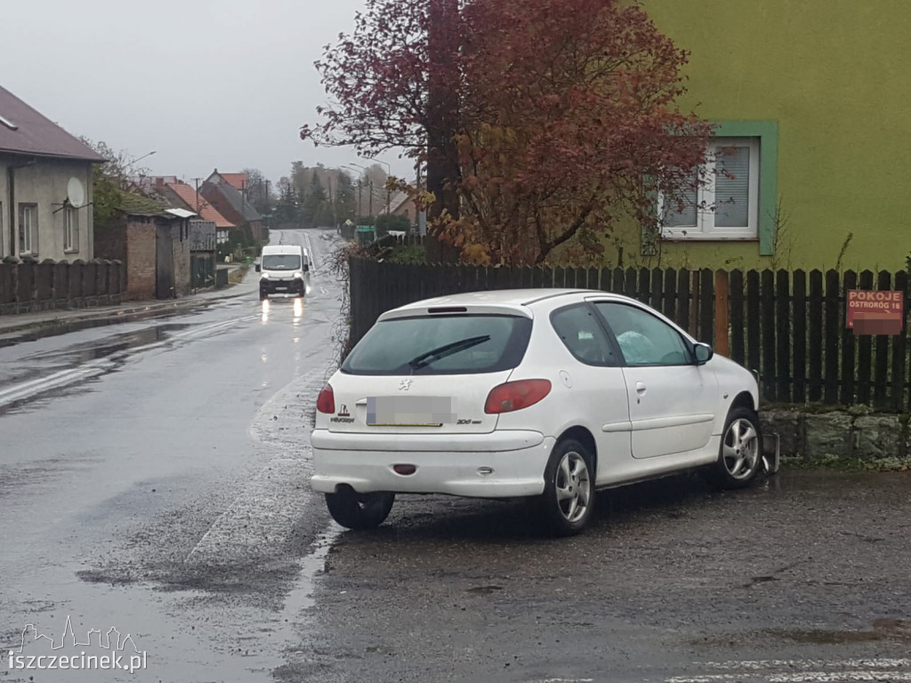 Poślizg peugeota zakończył się na płocie. Kierująca zabrana do szpitala