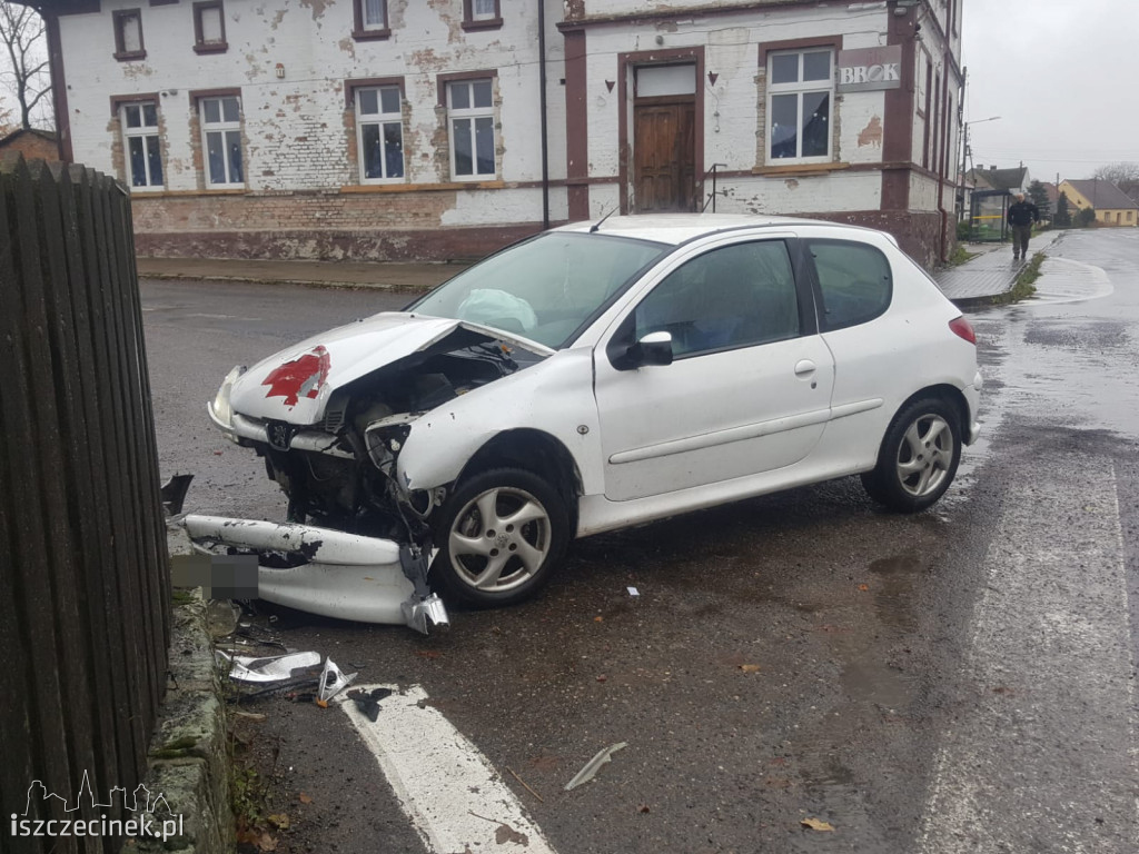 Poślizg peugeota zakończył się na płocie. Kierująca zabrana do szpitala
