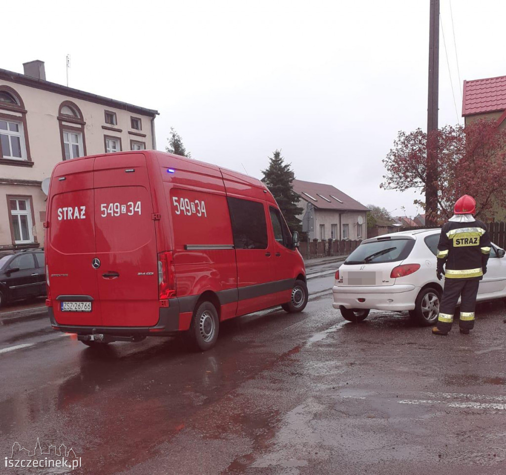 Poślizg peugeota zakończył się na płocie. Kierująca zabrana do szpitala