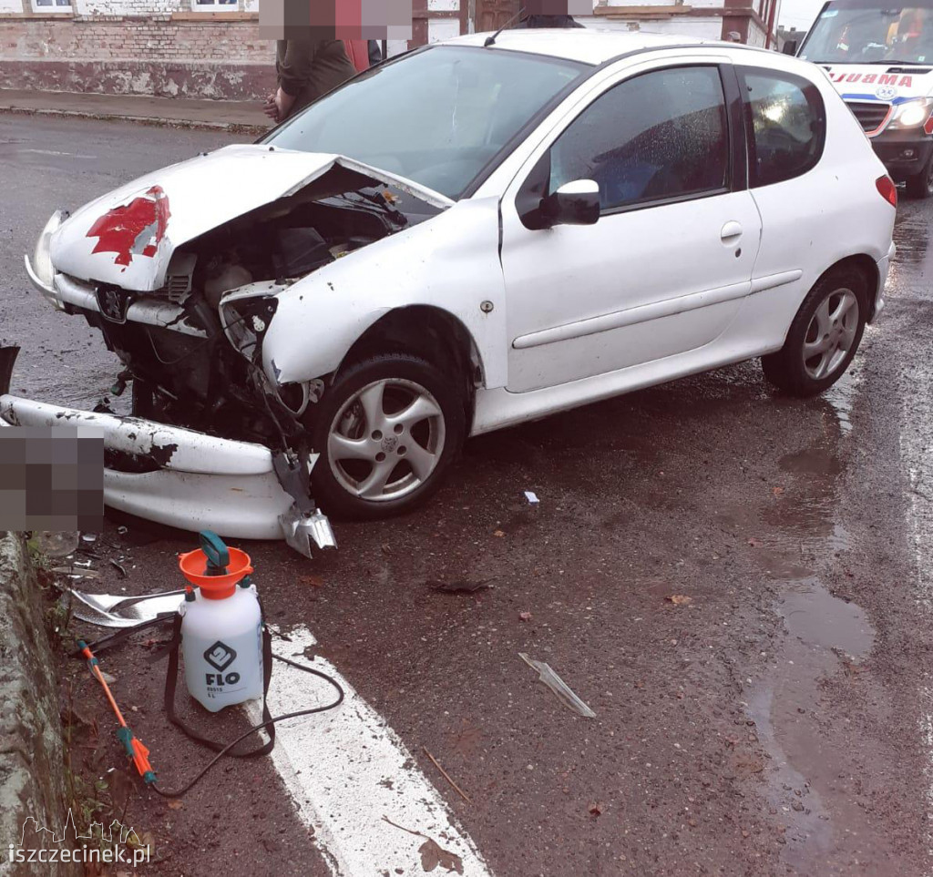Poślizg peugeota zakończył się na płocie. Kierująca zabrana do szpitala