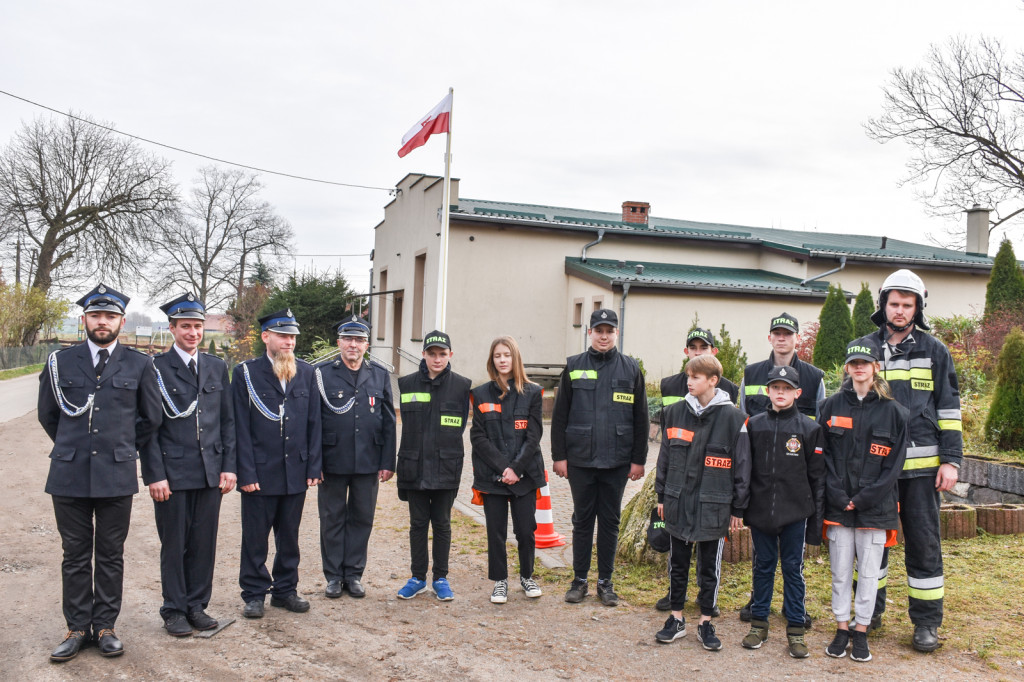 Patriotycznie w Grabowie. Uroczyście podniesiono flagę na nowy maszt