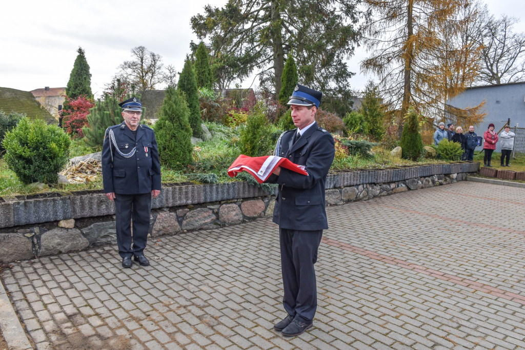 Patriotycznie w Grabowie. Uroczyście podniesiono flagę na nowy maszt