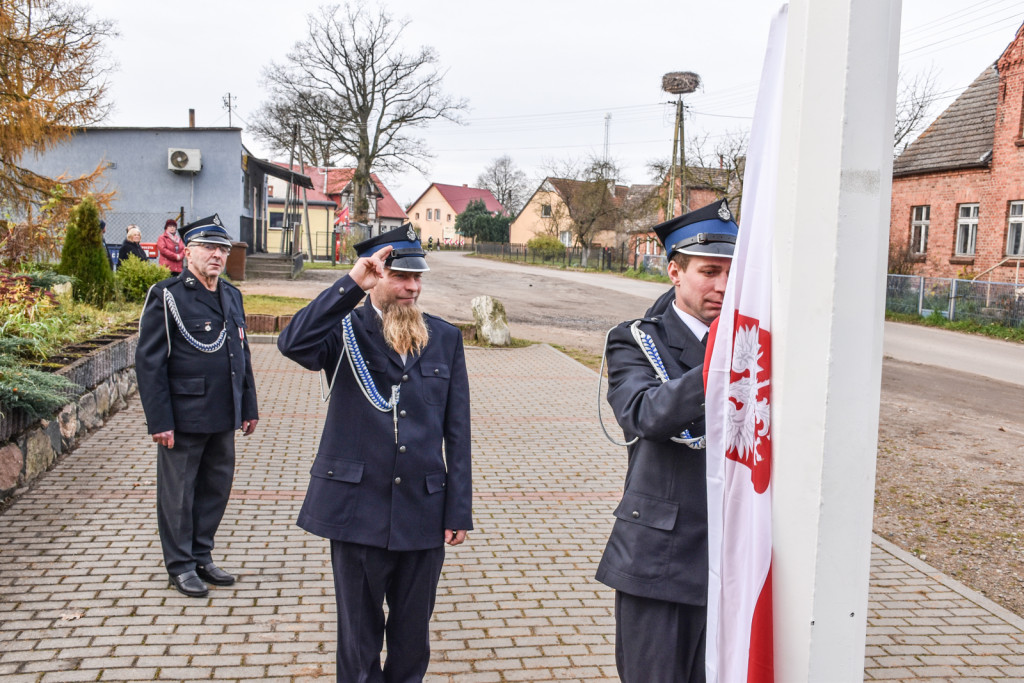 Patriotycznie w Grabowie. Uroczyście podniesiono flagę na nowy maszt