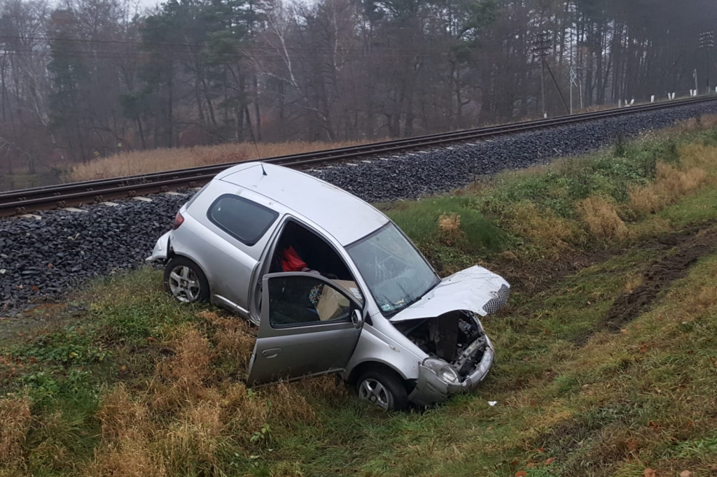 Toyota wypadła z drogi. Kierująca zabrana do szpitala