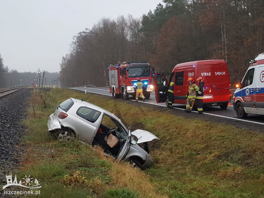 Toyota wypadła z drogi. Kierująca zabrana do szpitala