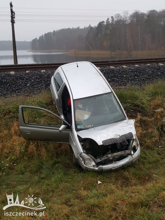 Toyota wypadła z drogi. Kierująca zabrana do szpitala