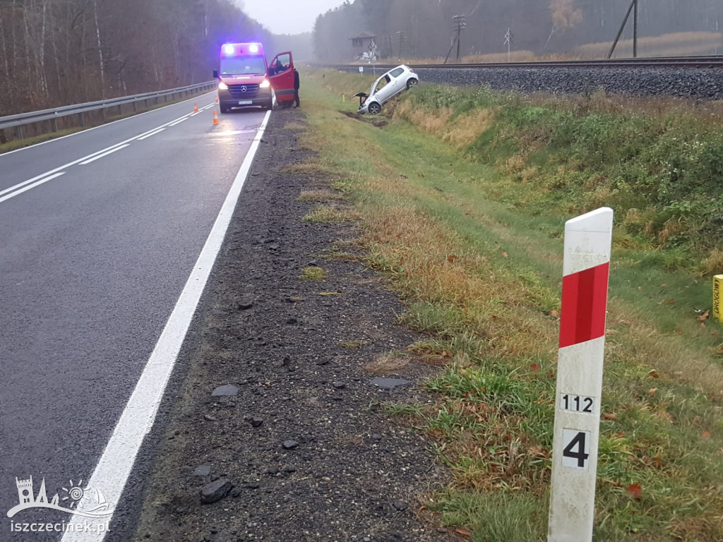 Toyota wypadła z drogi. Kierująca zabrana do szpitala
