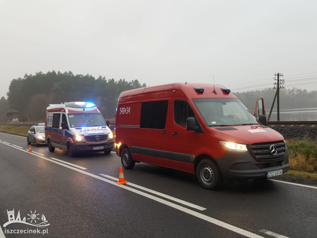 Toyota wypadła z drogi. Kierująca zabrana do szpitala