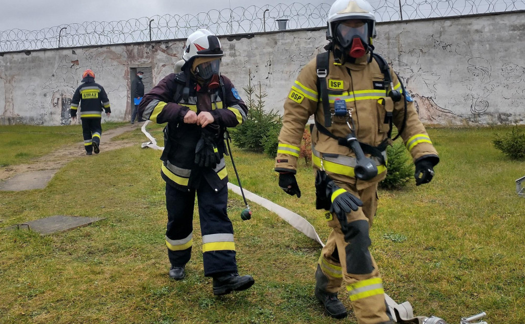 Zakład Karny w Czarnem: pożar, ewakuacja, zakładnik i pościg.