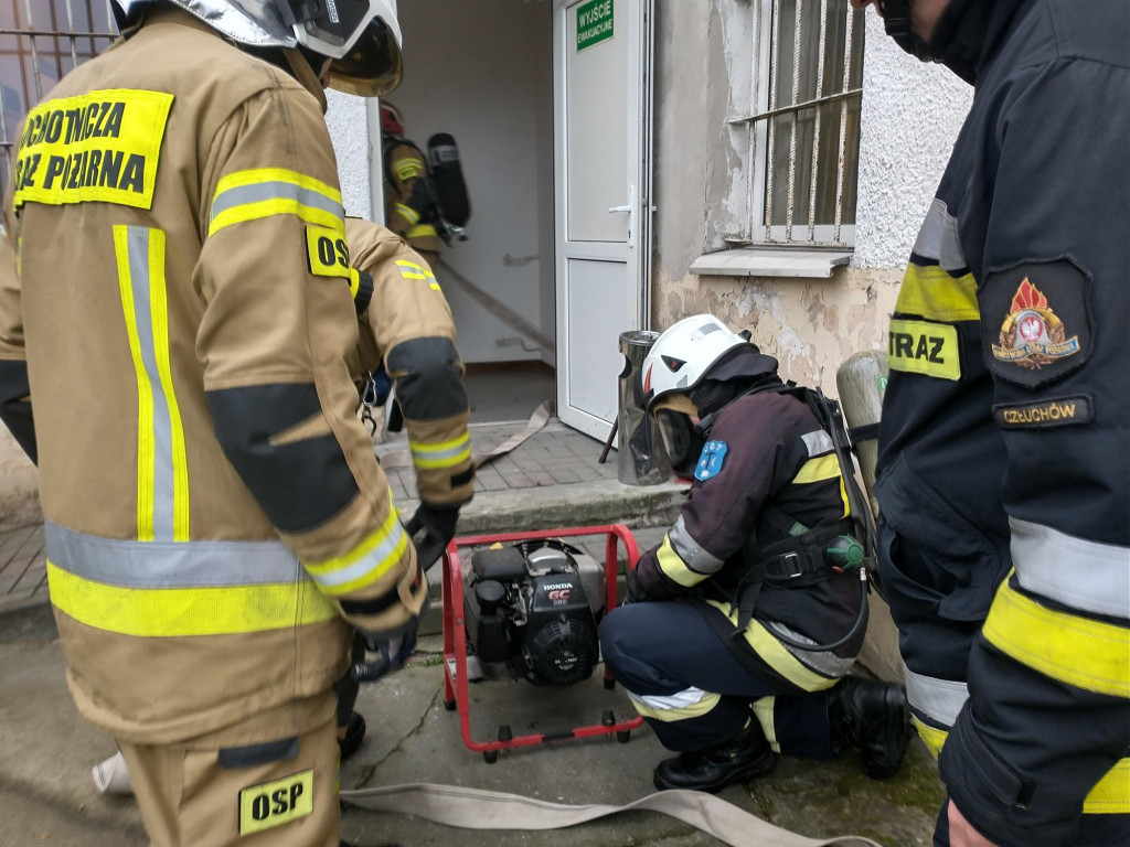 Zakład Karny w Czarnem: pożar, ewakuacja, zakładnik i pościg.