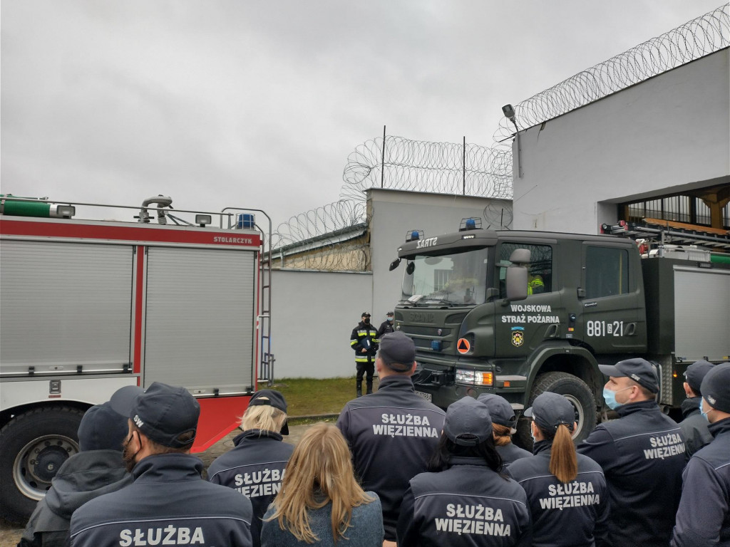 Zakład Karny w Czarnem: pożar, ewakuacja, zakładnik i pościg.