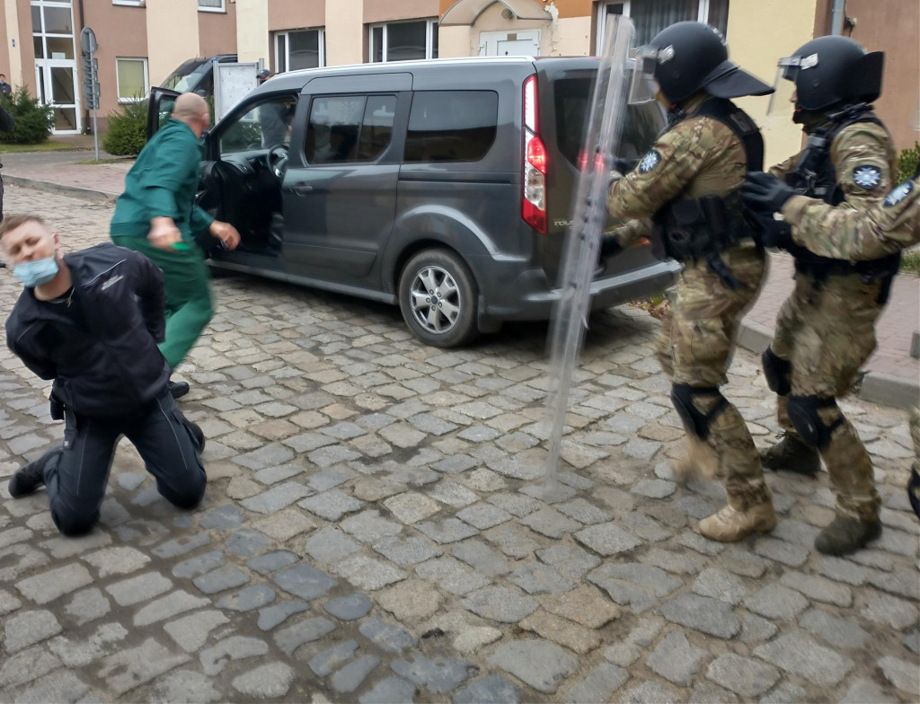 Zakład Karny w Czarnem: pożar, ewakuacja, zakładnik i pościg.